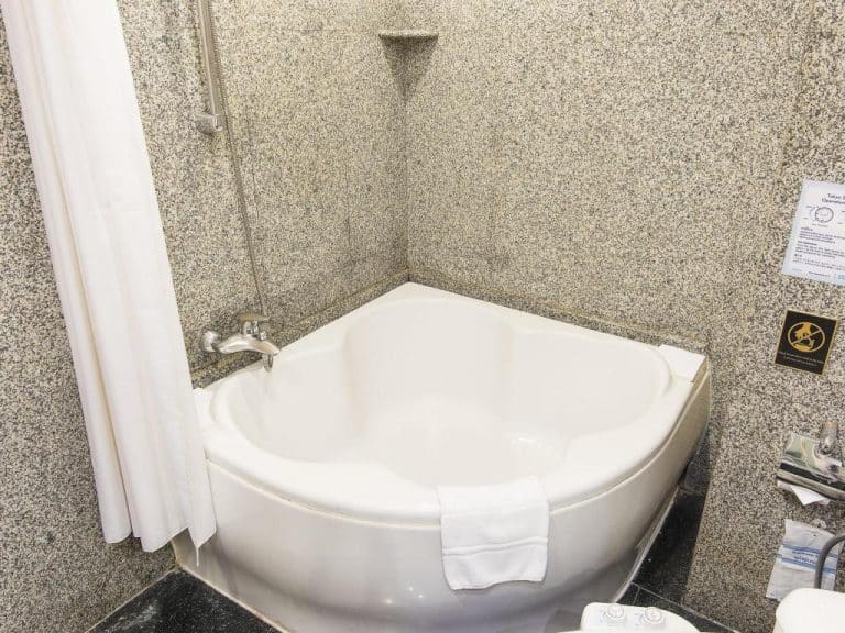 Majestic Suites Hotel-Bathtub