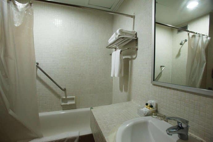 Nana Hotel - bathroom